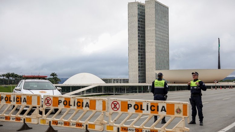 Esquadrão antibomba checa mala deixada na Câmara dos Deputados