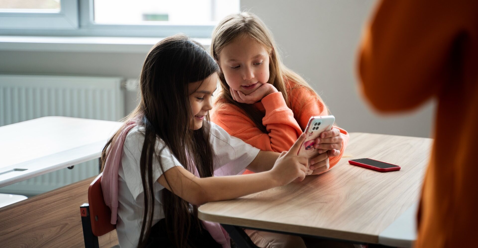 Mais da metade dos brasileiros apoia a proibição total de celulares nas escolas, diz estudo