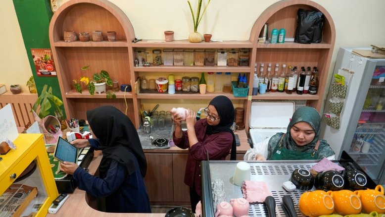 Cafeteria administrada por mulheres abala tradição em província muçulmana