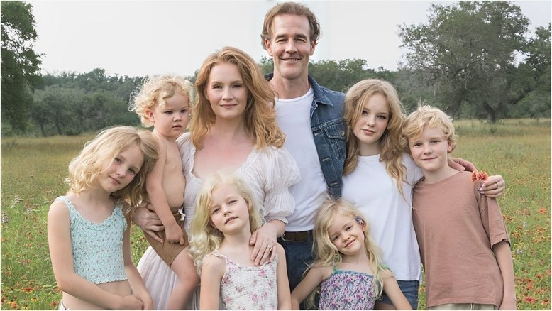 Ator de 'Dawson´s Creek' posa com esposa e os 6 filhos e reflete sobre tratamento de câncer