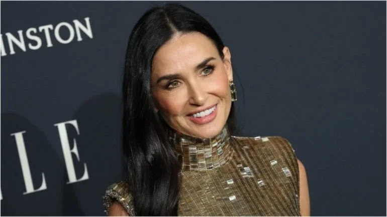 Demi Moore viraliza com cicatriz de lifting facial e mostra transformação