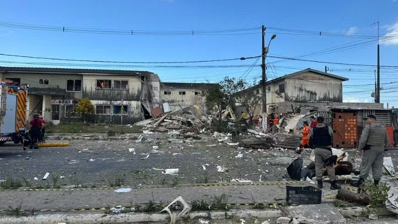 Prédio desaba após explosão e deixa mortos e feridos em Maceió