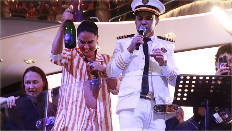 Zezé Di Camargo chega em seu navio e se emociona ao ser recebido com fãs cantando ‘É O Amor’