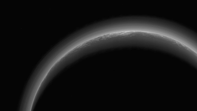 O lado noturno de Plutão domina esta cena sombria. Na impressionante perspectiva espacial, o Sol está 4,9 bilhões de quilômetros (quase 4,5 horas-luz) atrás deste mundo escuro e distante. A imagem foi capturada pela sonda New Horizons, em julho de 2015, quando a sonda estava a uma distância de cerca de 21 mil quilômetros de Plutão. Este habitante do Cinturão de Kuiper revela camadas complexas de atmosfera nebulosa, além de áreas com planícies de gelo de nitrogênio e montanhas escarpadas de água gelada