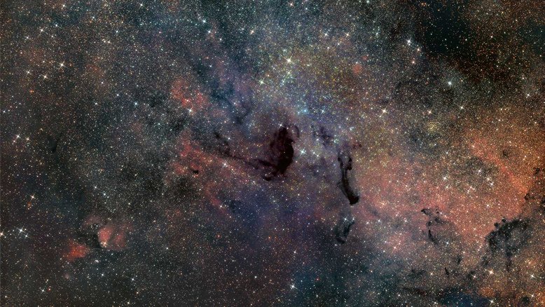 Diferente dos demais objetos de céu profundo do famoso catálogo Messier, M24 não é uma galáxia brilhante, um aglomerado de estrelas ou uma nebulosa. É uma lacuna nas nuvens de poeira interestelar. Com mais de 300 anos-luz de largura e visão para estrelas a cerca de 10 mil anos-luz da Terra, M24 também é chamado de Pequena Nuvem Estelar de Sagitário. O seu campo de visão inclui as marcas escuras B92 e B93, perto do centro, juntamente com outras nuvens de poeira e nebulosas brilhantes em direção à região central da Via Láctea.
