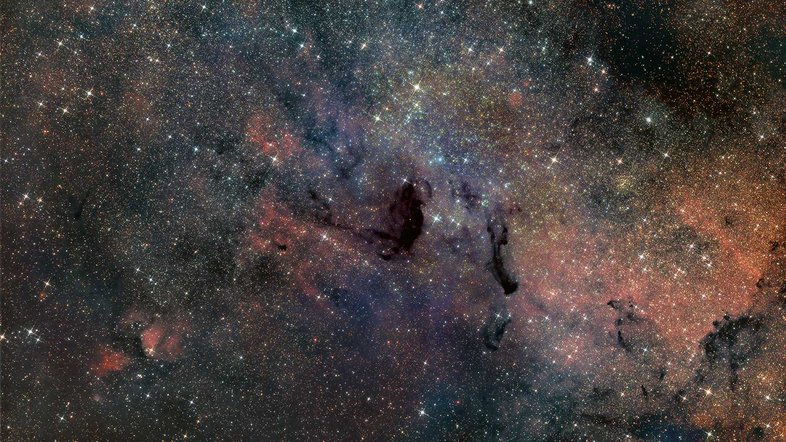 Diferente dos demais objetos de céu profundo do famoso catálogo Messier, M24 não é uma galáxia brilhante, um aglomerado de estrelas ou uma nebulosa. É uma lacuna nas nuvens de poeira interestelar. Com mais de 300 anos-luz de largura e visão para estrelas a cerca de 10 mil anos-luz da Terra, M24 também é chamado de Pequena Nuvem Estelar de Sagitário. O seu campo de visão inclui as marcas escuras B92 e B93, perto do centro, juntamente com outras nuvens de poeira e nebulosas brilhantes em direção à região central da Via Láctea.