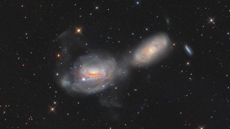 A galáxia espiral NGC 3169 parece estar se desfazendo como um novelo de lã cósmica. Ela fica a cerca de 70 milhões de anos-luz de distância, ao Sul da brilhante Regulus, a estrela Alfa da Constelação de Leão, e em direção à tênue Constelação de Sextans. Os braços espirais são puxados pelas marés enquanto NGC 3169 (à esquerda) e a sua vizinha NGC 3166 (à direita) interagem gravitacionalmente. Futuramente, as galáxias se fundirão em uma só. A imagem inclui também NGC 3165, a galáxia menor e azulada, mais à direita. NGC 3169 também é conhecido por brilhar em todo o espectro eletromagnético, das ondas de rádio aos raios X, abrigando um núcleo galáctico ativo, com um buraco negro supermassivo.