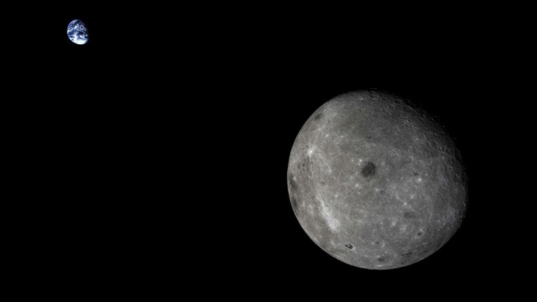 Descrita às vezes como uma grande esfera azul, dependendo do ponto de vista, a Terra parece mais uma bola de gude. Nesta imagem, obtida pela missão Chang'e 5-T1, a Lua parece maior que a Terra porque estava muito mais próxima da câmera da espaçonave. Exibindo grande parte de uma superfície geralmente escondida da Terra, a Lua parece escura e cinza quando comparada ao planeta reflexivo e colorido que ela orbita