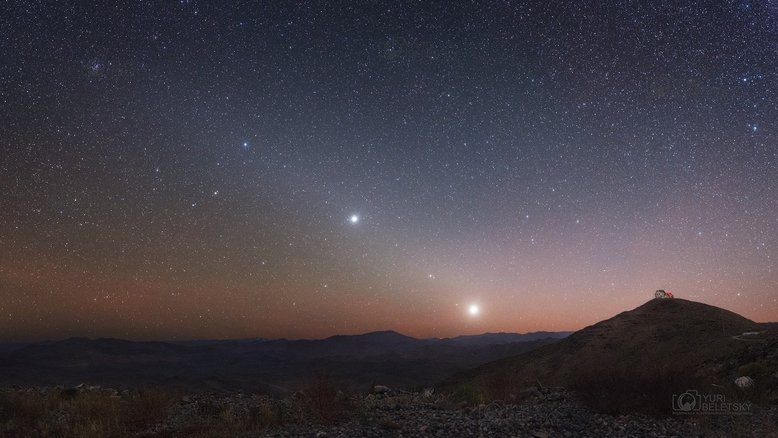 O horizonte do planeta Terra é o cenário para este retrato de família do Sistema Solar, visto a partir do Observatório Las Campanas, no Hemisfério Sul. Registrada antes do amanhecer, a imagem mostra o horizonte Leste, tendo - da direita para a esquerda - os planetas Vênus, Marte e Júpiter, bem como Regulus, estrela Alfa da Constelação de Leão. Formados no mesmo disco protoplanetário achatado, todos os planetas do Sistema Solar orbitam perto do plano da eclíptica, enquanto a poeira da região dispersa a luz solar, fonte do brilho zodiacal