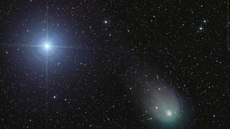 Em dezembro do ano passado, o cometa periódico 12P/Pons-Brooks compartilhou o campo de visão com Vega, estrela Alfa da boreal Constelação da Lira. Quinta estrela mais brilhante na noite do planeta Terra, Vega está a cerca de 25 anos-luz de distância, enquanto o cometa, muito mais fraco, estava a cerca de 21 minutos-luz de distância. Apelidado de Cometa do Diabo por sua aparência semelhante a um chifre, 12P/Pons-Brooks é um cometa do tipo Halley, fazendo visitas periódicas ao Sistema Solar