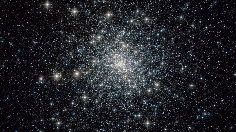 Embora os aglomerados globulares, como o Messier 30 (M30), sejam povoados principalmente por estrelas velhas, a densidade do enxame estelar leva algumas estrelas velhas a aparentemente recuperarem a sua juventude como “retardatárias azuis”. Esta imagem do Telescópio Espacial Hubble ajudou a identificar dois tipos de retardatárias azuis em M30: as que se formam em colisões entre duas estrelas e as que estão em sistemas binários, nos quais uma estrela suga o hidrogênio de sua companheira mais massiva. M30 está localizado a cerca de 28 mil anos-luz da Terra, na Constelação de Capricórnio