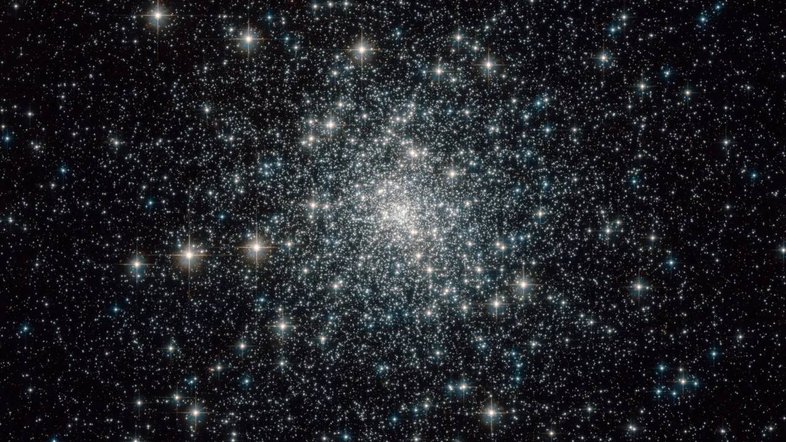 Embora os aglomerados globulares, como o Messier 30 (M30), sejam povoados principalmente por estrelas velhas, a densidade do enxame estelar leva algumas estrelas velhas a aparentemente recuperarem a sua juventude como “retardatárias azuis”. Esta imagem do Telescópio Espacial Hubble ajudou a identificar dois tipos de retardatárias azuis em M30: as que se formam em colisões entre duas estrelas e as que estão em sistemas binários, nos quais uma estrela suga o hidrogênio de sua companheira mais massiva. M30 está localizado a cerca de 28 mil anos-luz da Terra, na Constelação de Capricórnio