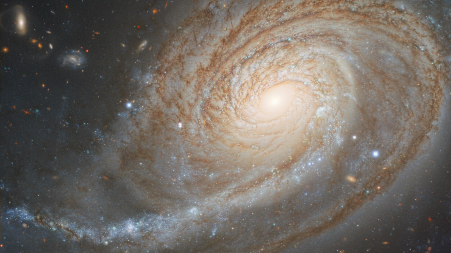 A peculiar galáxia espiral Arp 78 está localizada na direção da Constelação de Áries, a cerca de 100 milhões de anos-luz da Terra. Também conhecida como NGC 772, ela ostenta um braço espiral externo proeminente, neste retrato obtido pelo grande telescópio Gemini North, no Havaí. O formato do seu braço espiral é provavelmente estimulado por interações gravitacionais em escala galáctica. A galáxia companheira responsável é a NGC 770, visível no canto superior direito deste quadro