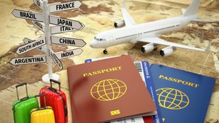 Imagem decorativa sobre viagem com destinos, malas, avião e passaportes