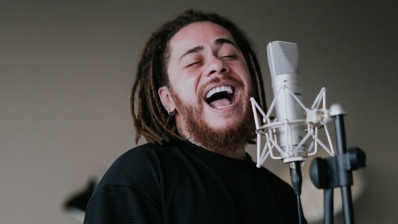 Joey Mattos, novo vocalista do grupo Onze:20