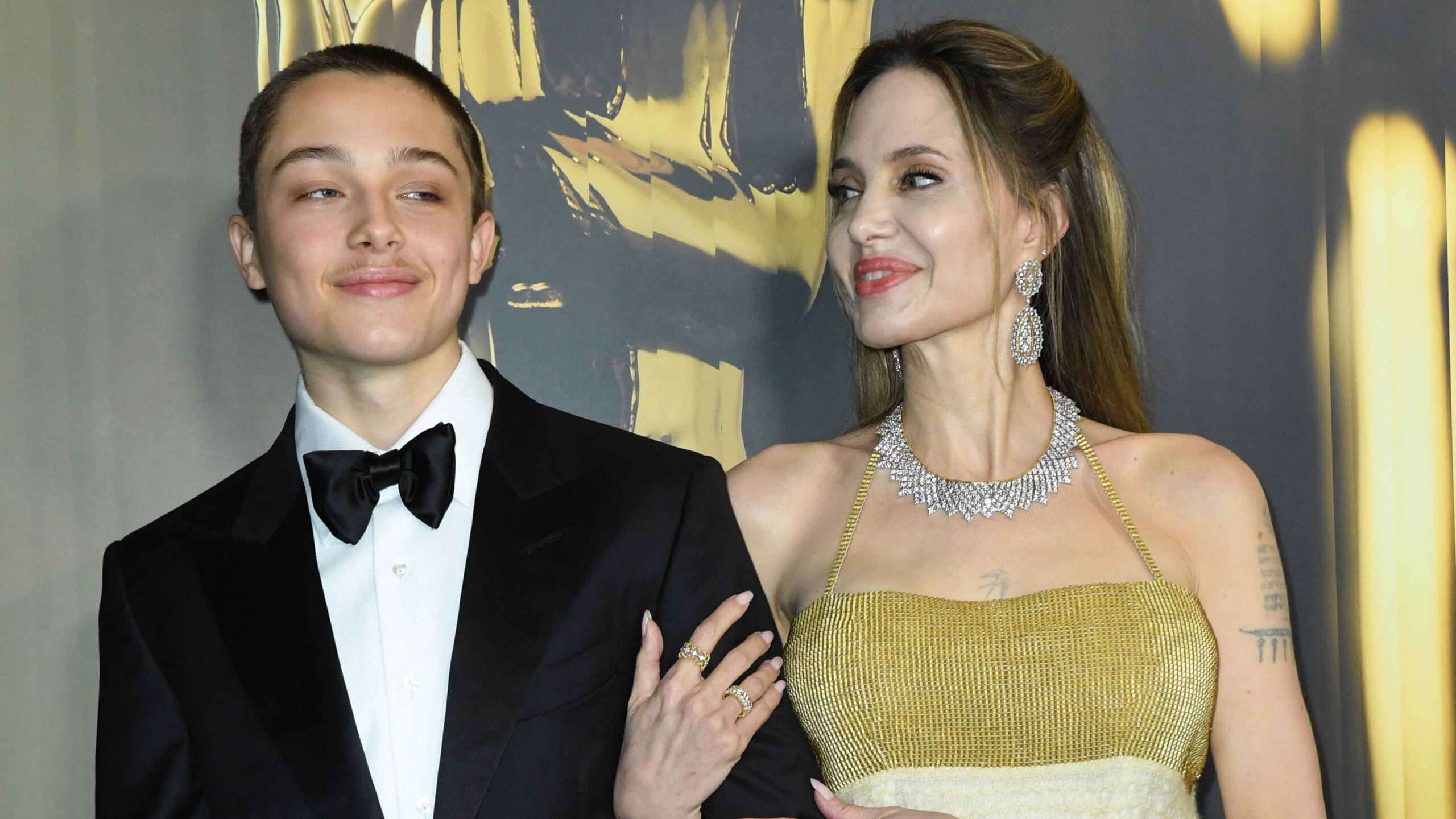 Knox Jolie-Pitt posa com a mãe, Angelina Jolie, em chegada de evento em Los Angeles