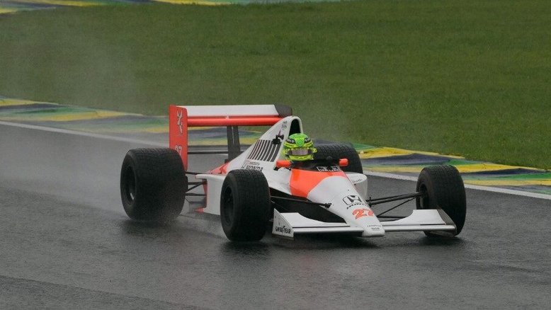 Apesar da chuva, GP de São Paulo presta homenagem a Ayrton Senna