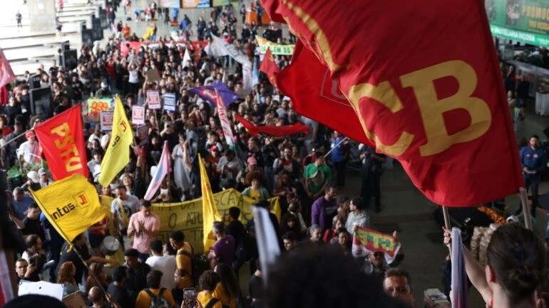 Em protestos pelo país, manifestantes pedem fim da escala de trabalho 6x1