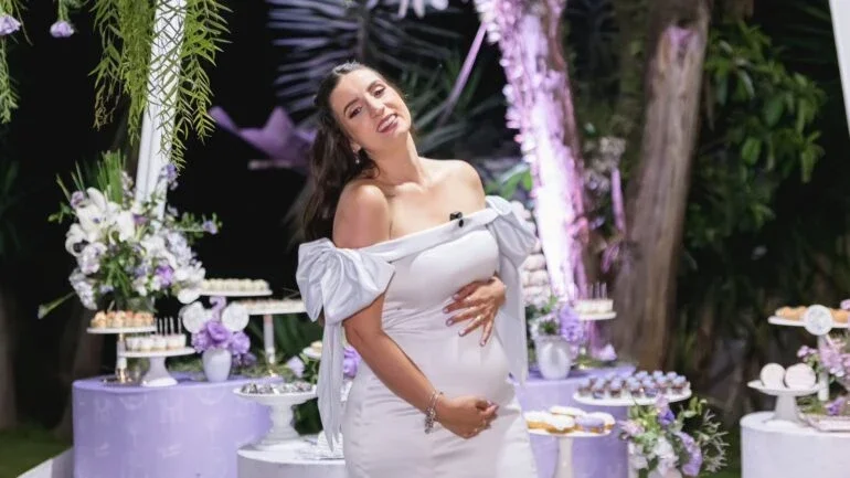 Mariana Vazquez transforma anúncio de gravidez em celebração inspiradora para famílias