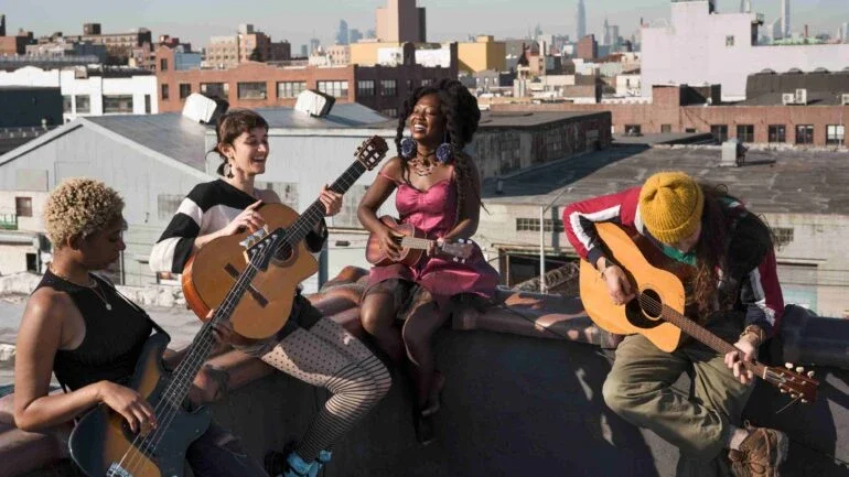 Músicos de banda tocam ao ar livre