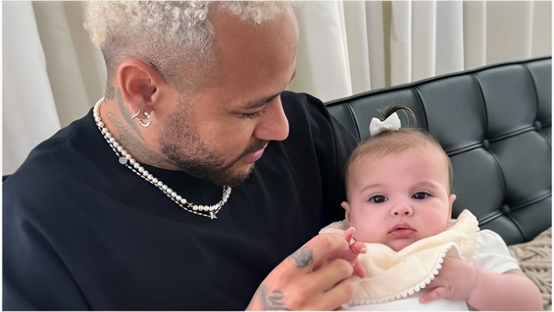 Neymar e sua terceira filha, Helena