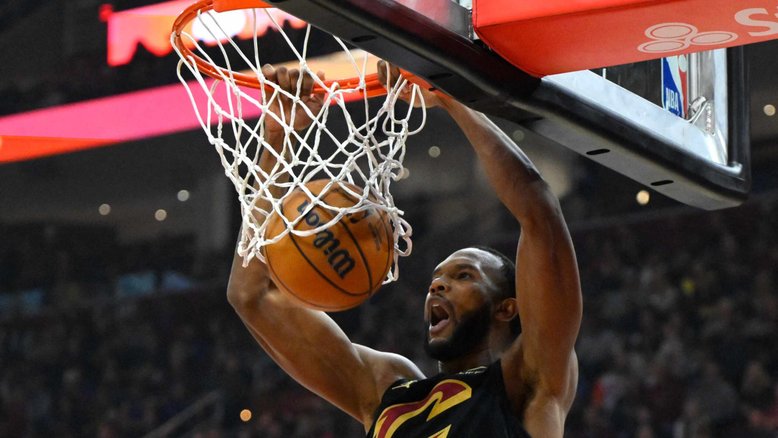 O atacante do Cleveland Cavaliers Evan Mobley enterra no primeiro quarto contra o Golden State Warriors no Rocket Mortgage FieldHouse