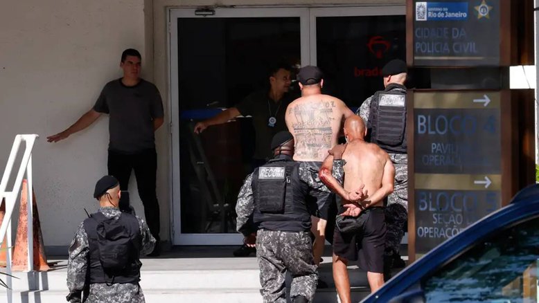 Torcedores do Peñarol presos na praia do Recreio após confusão generalizada