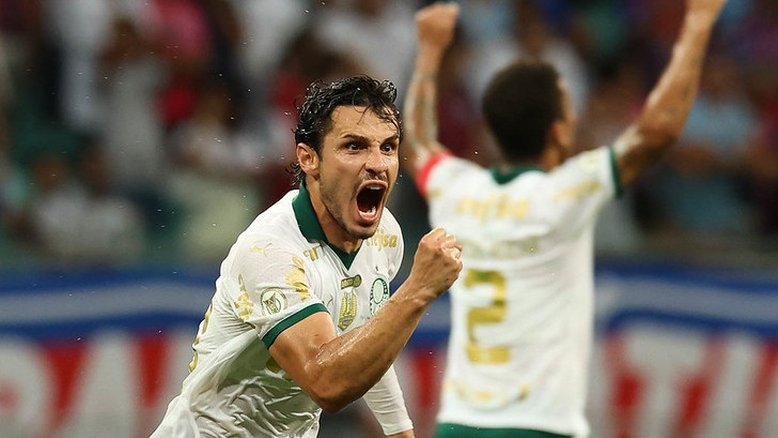 Raphael Veiga comemora gol pelo Palmeiras no duelo contra o Bahia