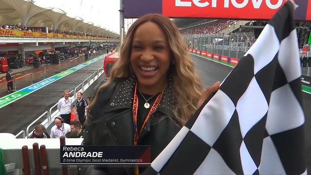 Rebeca Andrade marca presença no GP Brasil e dá bandeirada em homenagem para Ayrton Senna