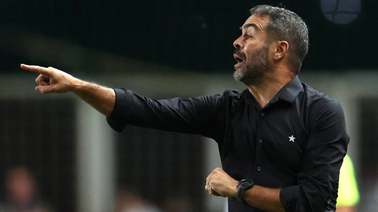 Técnico Arthur Jorge em ação no comando do Botafogo na partida contra o Atlético-MG