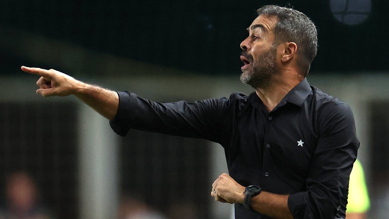 Técnico Arthur Jorge em ação no comando do Botafogo na partida contra o Atlético-MG