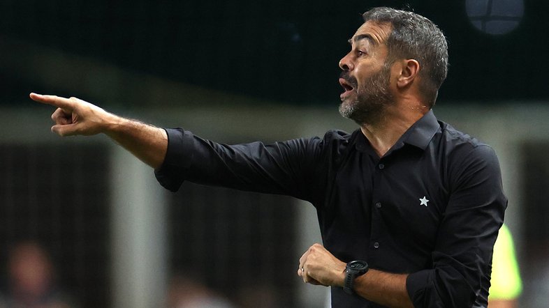 Técnico Arthur Jorge em ação no comando do Botafogo na partida contra o Atlético-MG