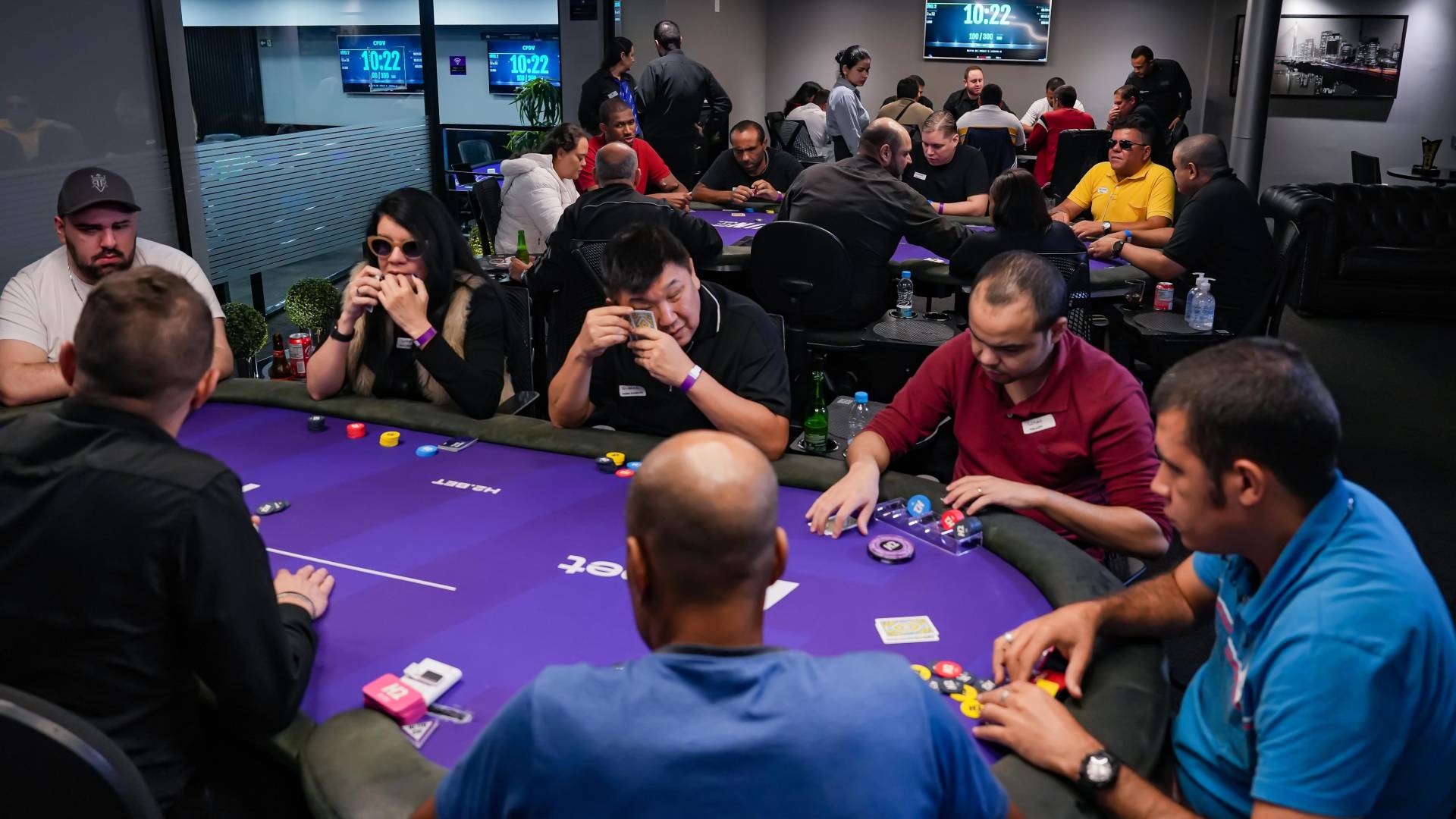 Medalhistas paralímpicos brilham em torneio de poker para pessoas com deficiência visual