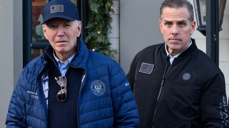 Joe Biden e seu filho Hunter Biden saindo de uma livraria em Nantucket, Massachusetts, em 29 de novembro de 2024