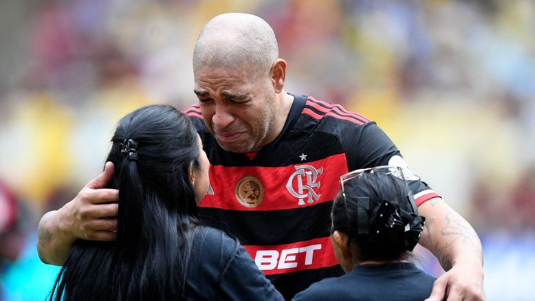 Adriano cai no choro com mensagem do pai feita por IA em jogo de despedida no Maracanã