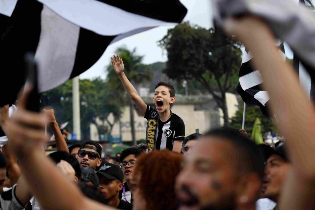 Torcedores do Botafogo comemoram título da Libertadores em praia do Rio; veja imagens da festa