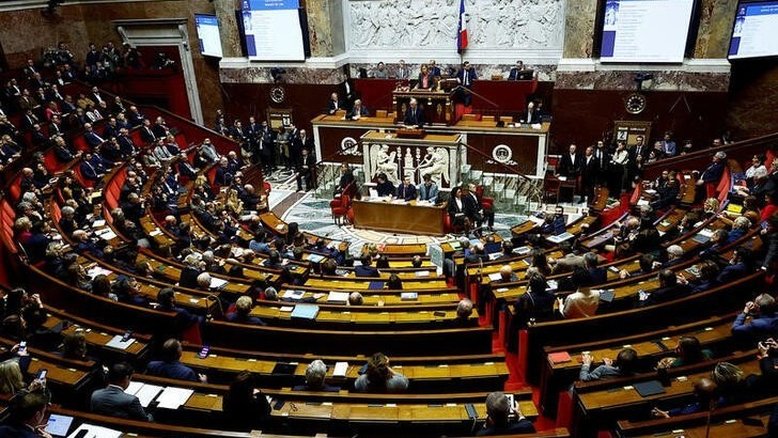 Crise política na França pode derrubar o governo nesta quarta-feira