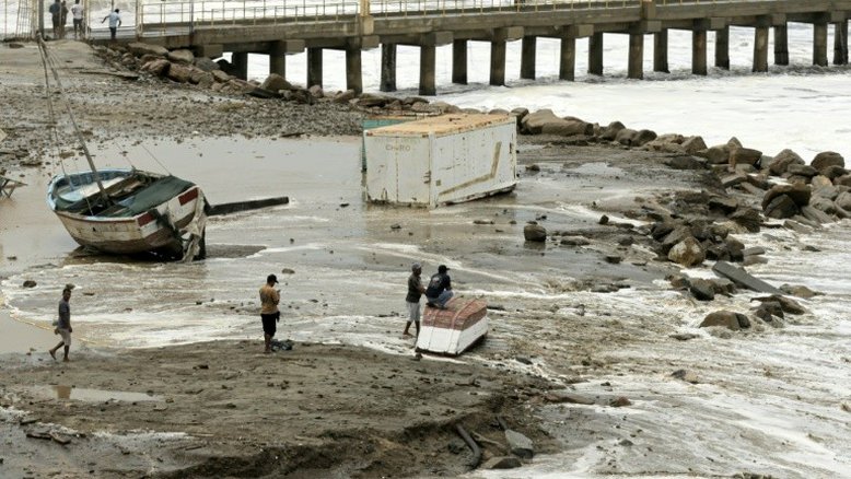 Ondas gigantes deixam um morto no Equador e portos fechados no Peru