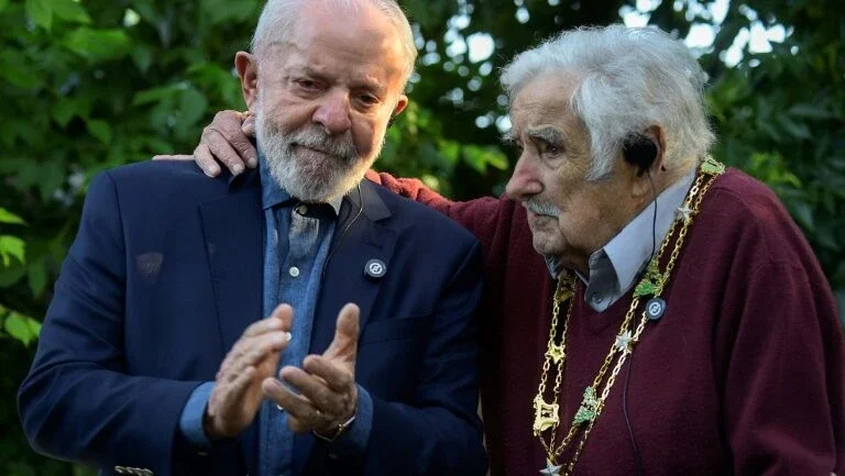 Lula condecora Mujica em visita ao Uruguai