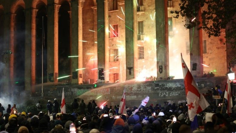 Polícia da Geórgia dispersa manifestantes em 6ª noite de protestos pró-Europa