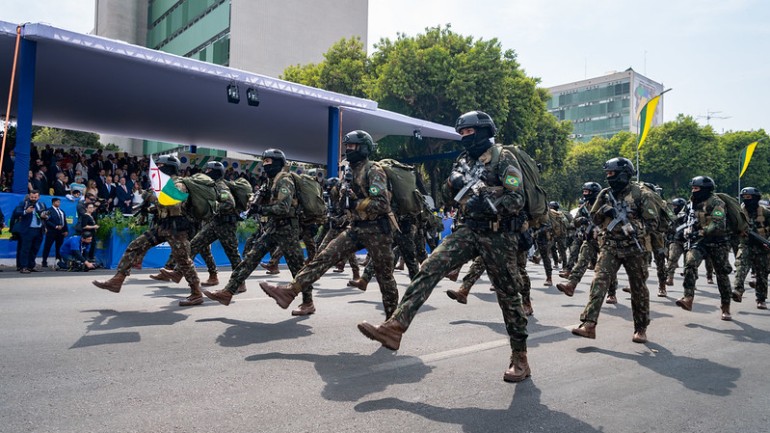 Imagem das Forças Armadas piora, mas segue como a mais confiável, diz pesquisa