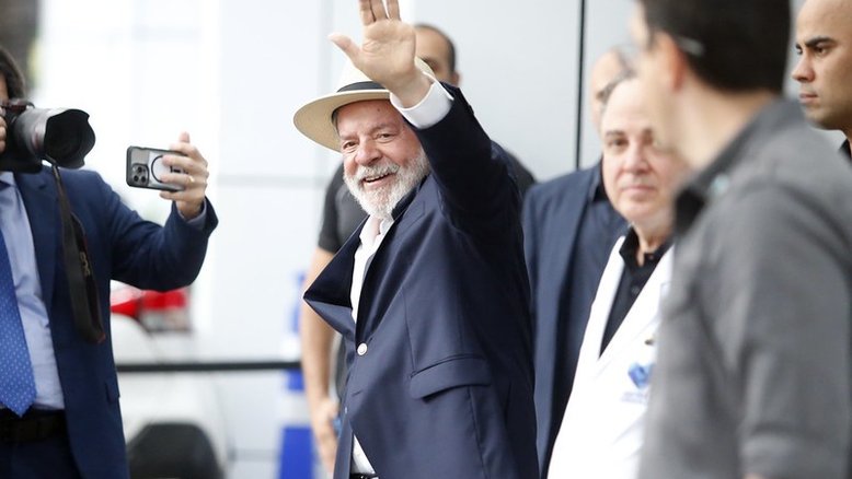 Lula deixa Hospital Sírio Libanês após receber alta hospitalar