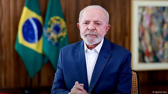 Procedimento foi bem-sucedido e Lula está conversando, diz médico