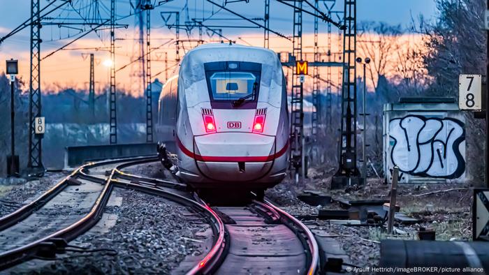 Deutsche Bahn deixa trens vazios andando à noite em Berlim