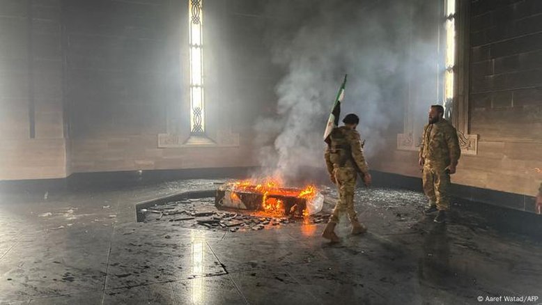 Rebeldes sírios queimam túmulo do pai de Assad