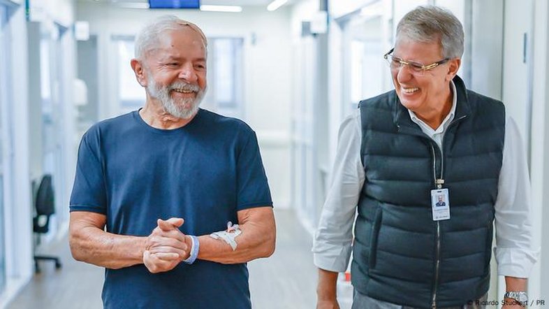 Lula tem alta hospitalar após seis dias internado em SP