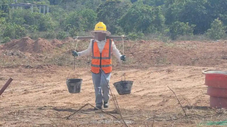 Trabalhadores em área que está sendo instalada a fábrica da BYD (Foto: Reprodução/Agência Pública)