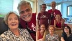 Glória Menezes posa sorridente ao lado da família