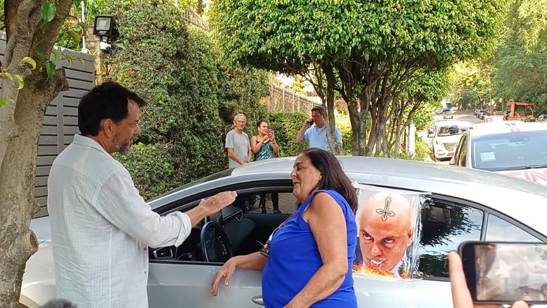 Vídeo: mulher leva flores de enterro à casa de Lula e chama policial de ‘macaco’