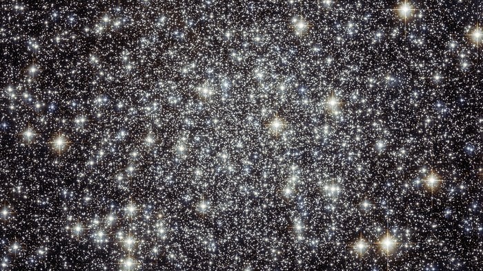 Esta imagem do Telescópio Espacial Hubble mostra o centro do aglomerado globular Messier 22 (M22). Aglomerados globulares são coleções esféricas de estrelas densamente compactadas, relíquias dos primeiros anos do Universo, com idades entre 12 a 13 bilhões de anos. M22 fica na Via Láctea e está a apenas 10 mil anos-luz de distância, um dos mais próximos da Terra. Como um dos aglomerados globulares mais brilhantes visíveis a olho nu, ele fica na direção da Constelação de Sagitário, perto do bulbo galáctico, a densa massa de estrelas no centro de nossa galáxia